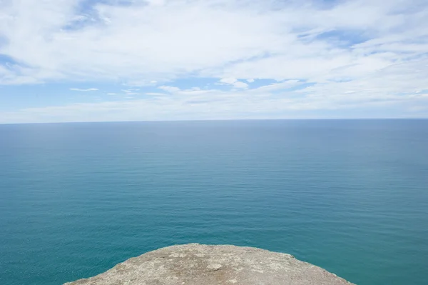 Lookout over ocean from edge of rock platform — Stock Photo, Image