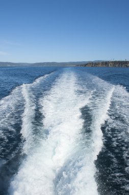 Okyanus su sahilinde gemide beyaz farkı