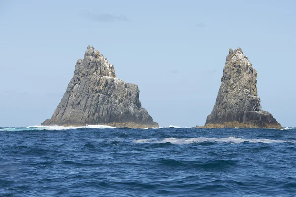 Steep rocky cliffs in remote ocean Tasmania — Stock Photo, Image