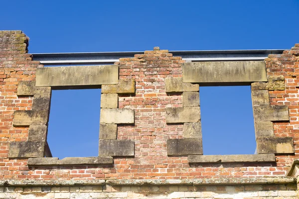 Cielo blu sfondo finestre muro di mattoni — Foto Stock