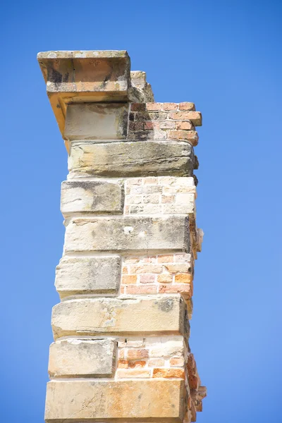 Isolato mattone torre rovina cielo blu all'aperto — Foto Stock