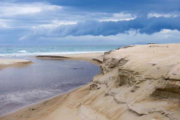Wilde weer onweerswolk oceaan strand duinen — Stockfoto