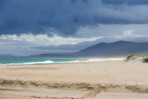 Tiempo salvaje tormenta nubes océano playa —  Fotos de Stock
