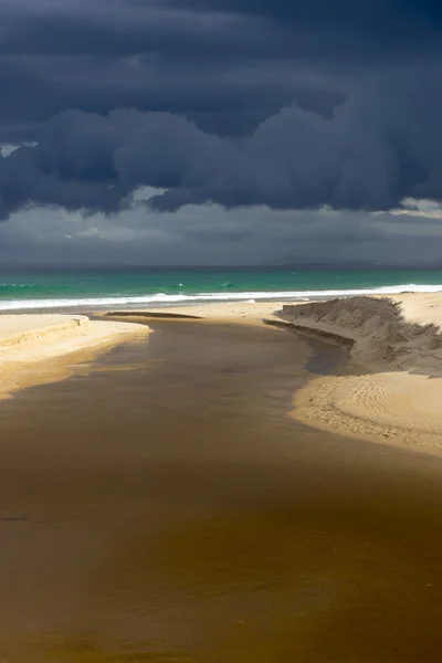 Wilde weer storm wolken Oceaan kust — Stockfoto