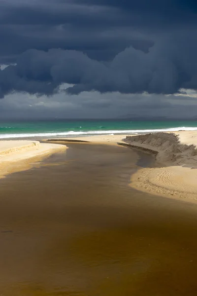 Vilda väder molnen oceanen kusten — Stockfoto