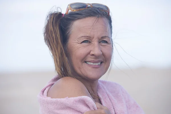 Happy mature woman outdoor towel over shoulder — Stock Photo, Image