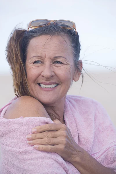 Ontspannen gelukkig volwassen vrouw handdoek over schouder — Stockfoto