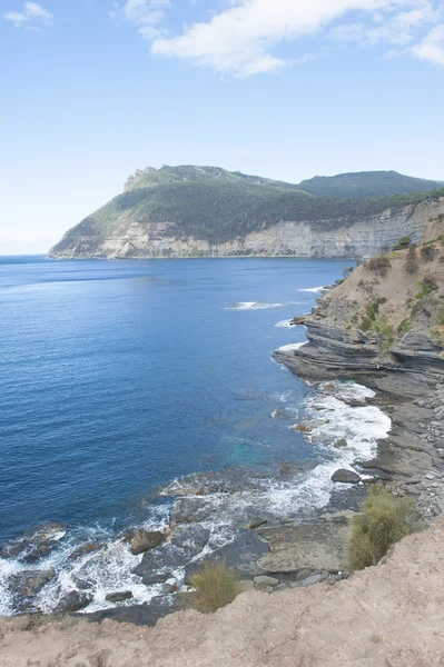 Scenic Maria Island costa scogliera montagna Tasmania — Foto Stock