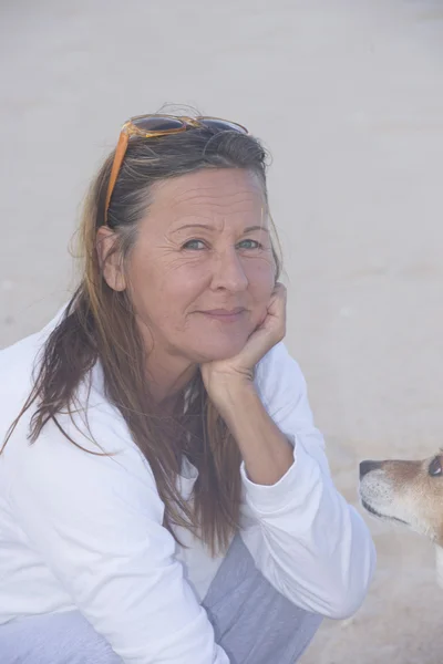 Mujer con curioso mascota amigo perro — Foto de Stock