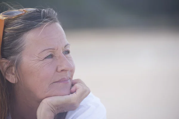 Confiado mujer madura reflexivo al aire libre — Foto de Stock