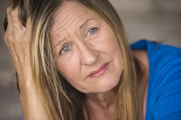 Retrato de mujer deprimida solitaria estresada —  Fotos de Stock