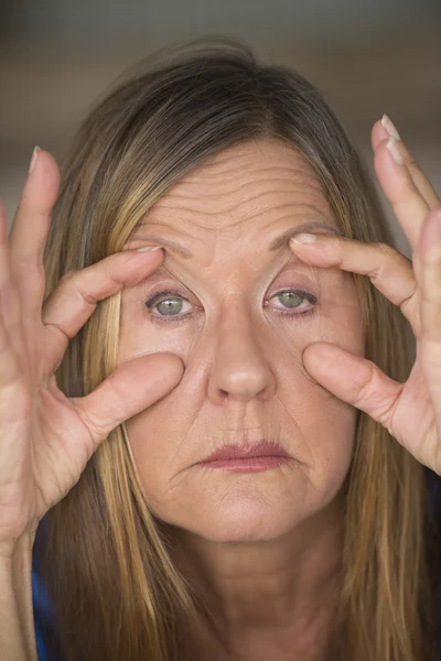 Fatigué femme stressée souffrant de maux de tête — Photo