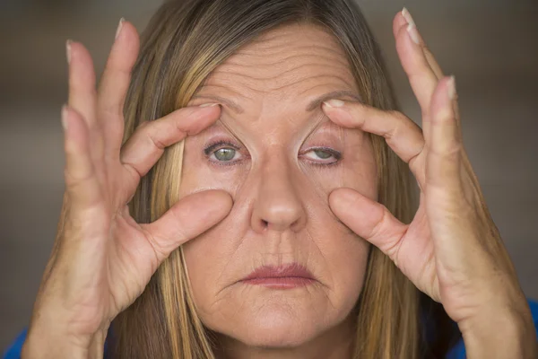 Stanco donna stressata emicrania mal di testa — Foto Stock