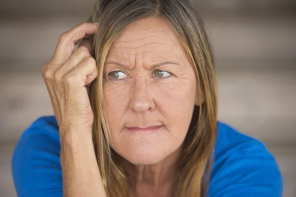 Bezorgd boos doordachte vrouw portret — Stockfoto