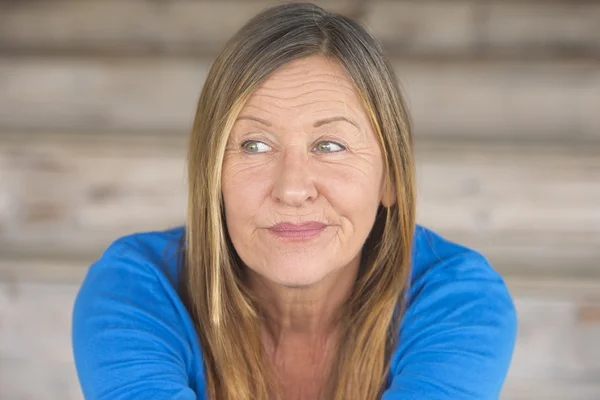 Tímido feliz mujer sonriente retrato —  Fotos de Stock