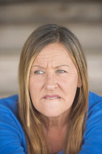 Retrato de mujer nerviosa insegura —  Fotos de Stock