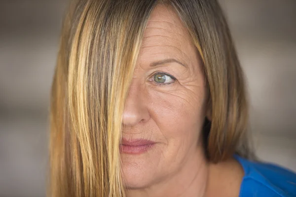 Amigável mulher cabelo cobertura rosto retrato — Fotografia de Stock