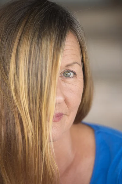 Mujer feliz pelo cubriendo retrato de la cara — Foto de Stock