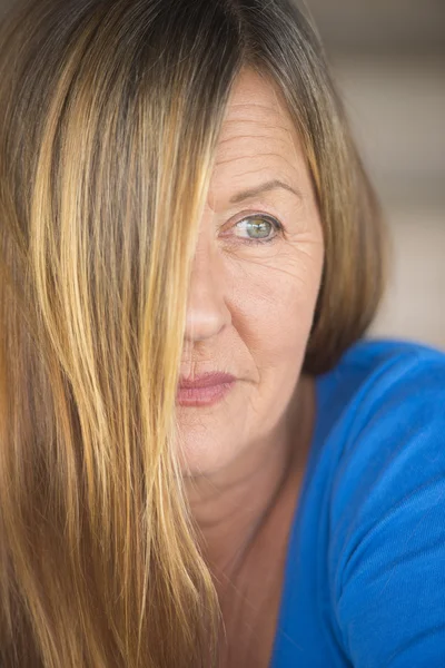 Mulher confiante cabelo cobertura rosto retrato — Fotografia de Stock