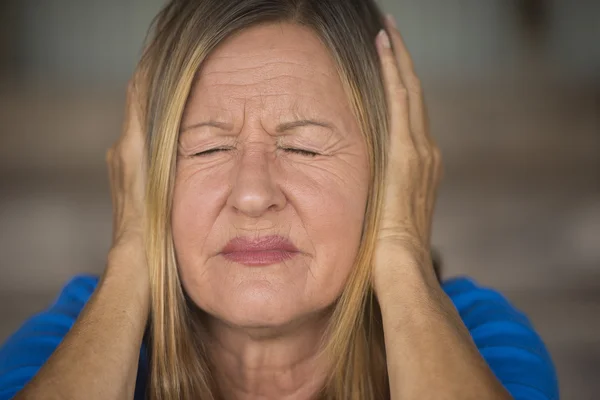 Benadrukt vrouw pijn uit luid geluid Stockfoto