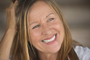 Portre neşeli gülümseyen emin Olgun kadın