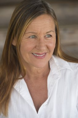 Mutlu zarif Olgun kadın portre