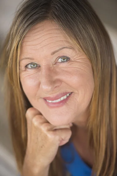 Senhora sorridente confiante retrato da mulher — Fotografia de Stock