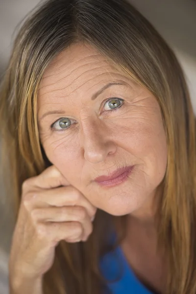 Retrato de mujer confiada y relajada — Foto de Stock