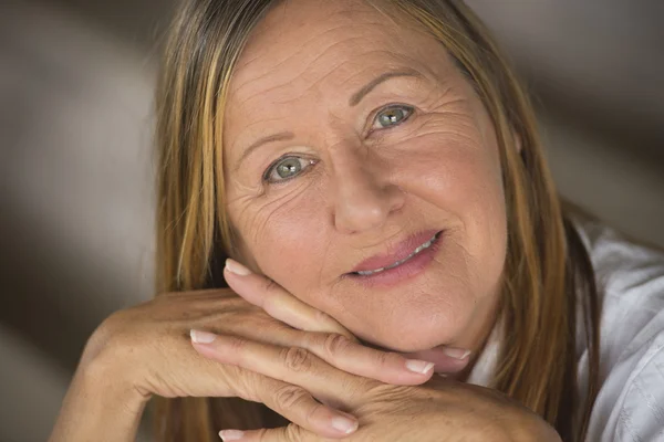 Doordachte elegante gelukkig volwassen vrouw — Stockfoto