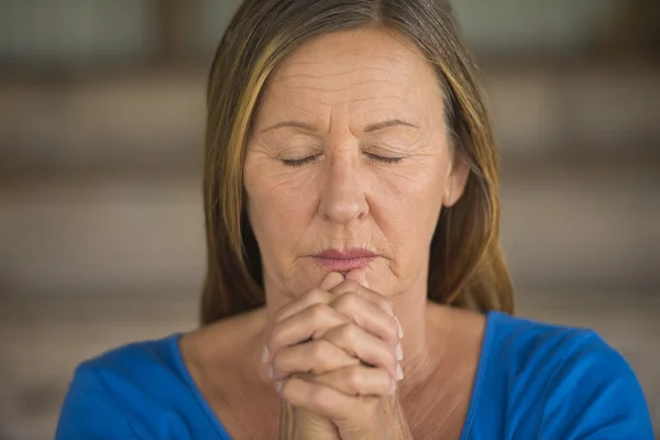 Žena se modlí zavřené oči složené ruce — Stock fotografie