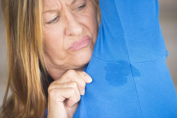 Mulher ativa suando sob o braço — Fotografia de Stock