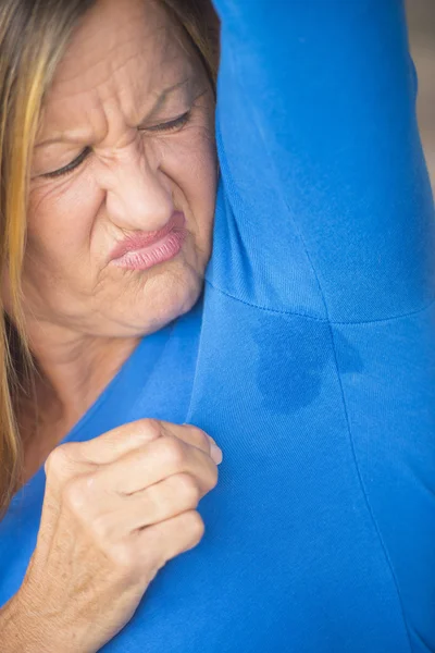 怒っている女性の腕の下で発汗 — ストック写真