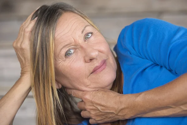 Lade tillbaka kvinna vilar huvudet å — Stockfoto