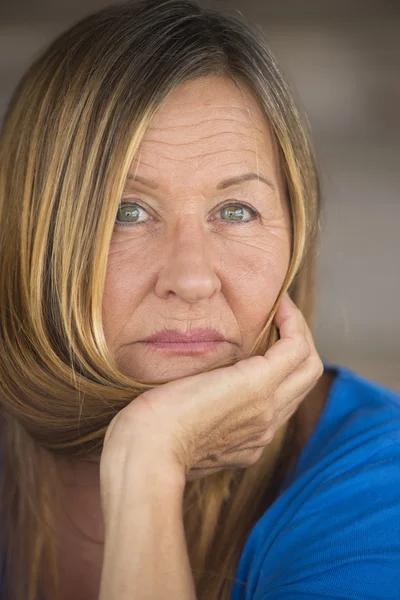 Aantrekkelijke dame ernstige blik — Stockfoto