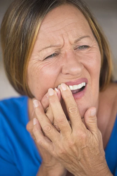 Mulher com dor de dente na dor — Fotografia de Stock