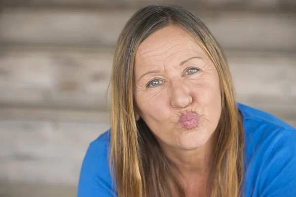 Stående glad kvinna spetsade läppar — Stockfoto