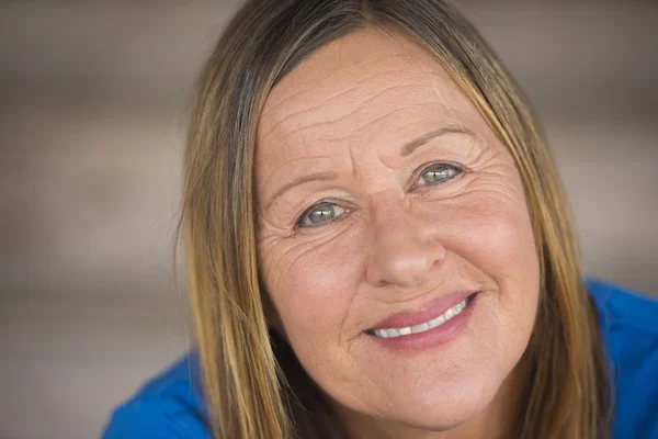 Hermoso retrato de mujer madura feliz — Foto de Stock