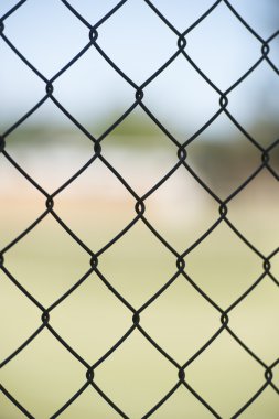 Kablolu mesh çit açık arka plan bulanık 