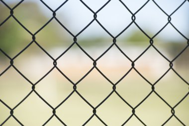 Kablolu ağ gözü bulanık çit arka plan açık
