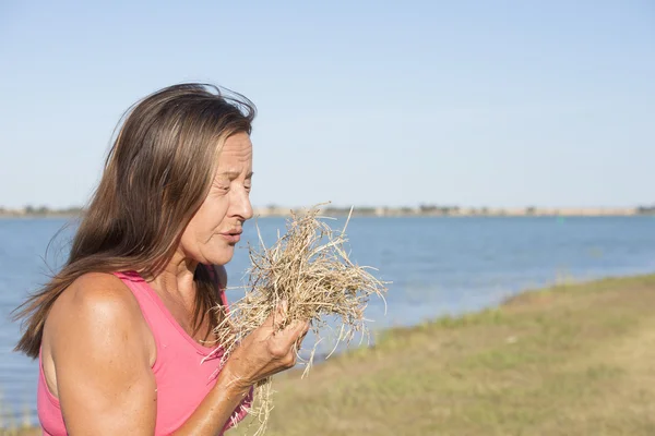 Stressed woman with hay fever allergy outdoor — Stock Photo, Image