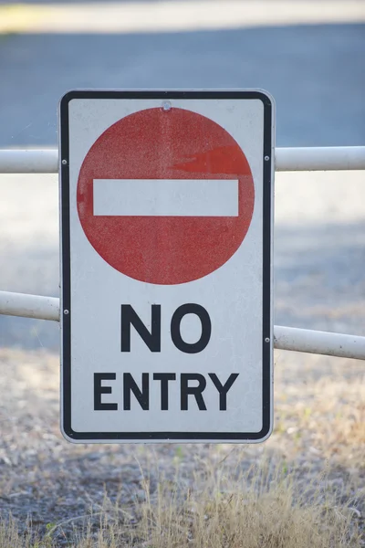 Nenhum sinal de entrada no portão da propriedade privada — Fotografia de Stock