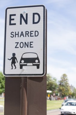 Bölge trafik işareti açık şehir paylaşılan