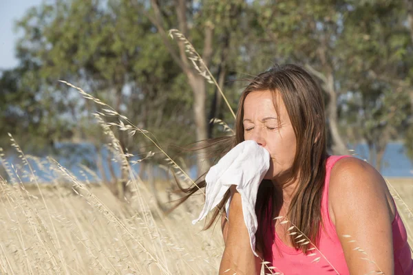 Woman suffering seasonal hayfever allergy outdoor — Stock Photo, Image