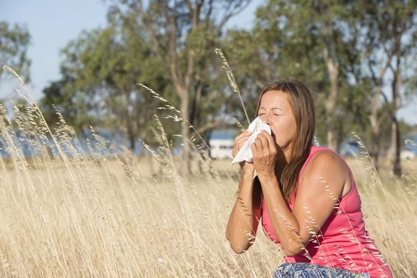 Woman suffering from seasonal hayfever allergy outdoor — Stock Photo, Image