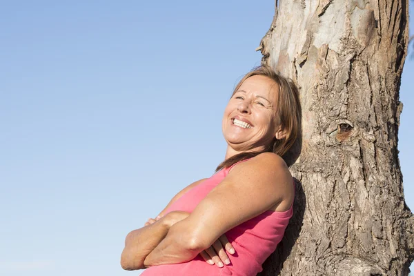 Atractiva mujer jubilada alegre feliz sonriendo —  Fotos de Stock