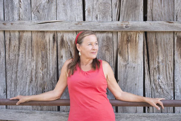 Entspannte Seniorin glücklich im Freien — Stockfoto