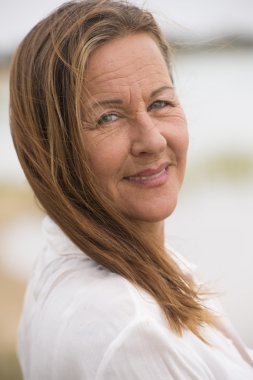 Emin çekici Olgun kadın portre açık