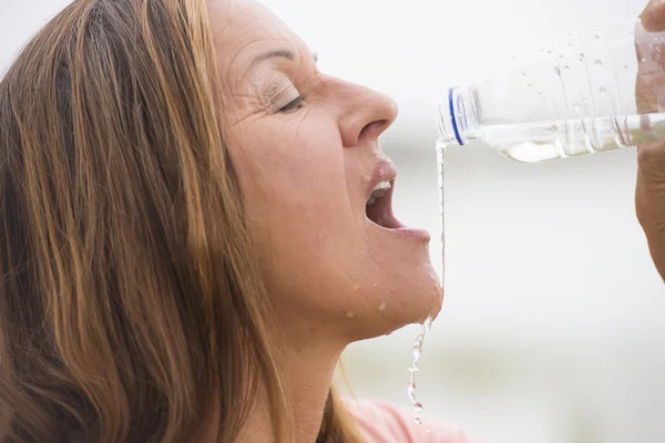 Active sporty woman Refreshing drink of water — Stock Photo, Image