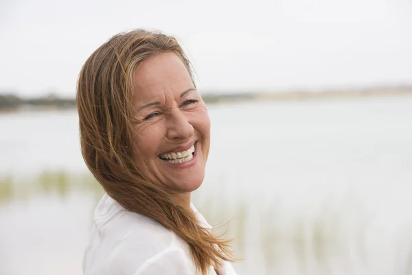 Gelukkig ontspannen senior vrouw buiten — Stockfoto