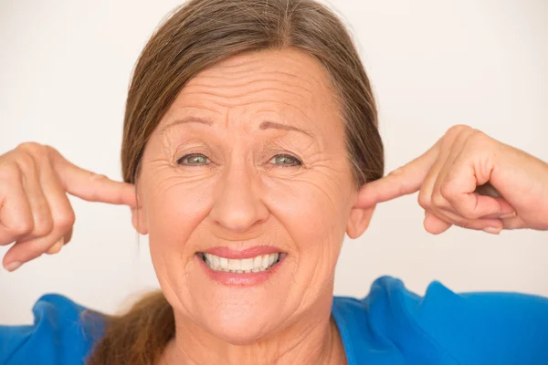 Ruído Mulher perturbada cobrindo ouvidos — Fotografia de Stock